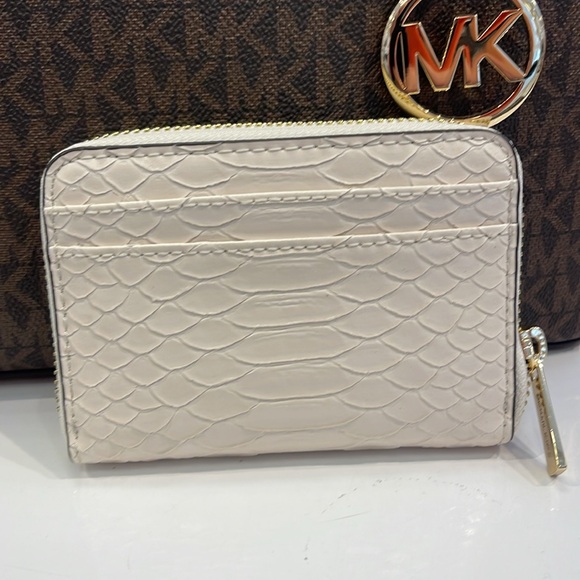 Michael Kors Women Medium Zip Around Card Case Coin Pouch Wallet Light Cream
NWT - Picture 14 of 16